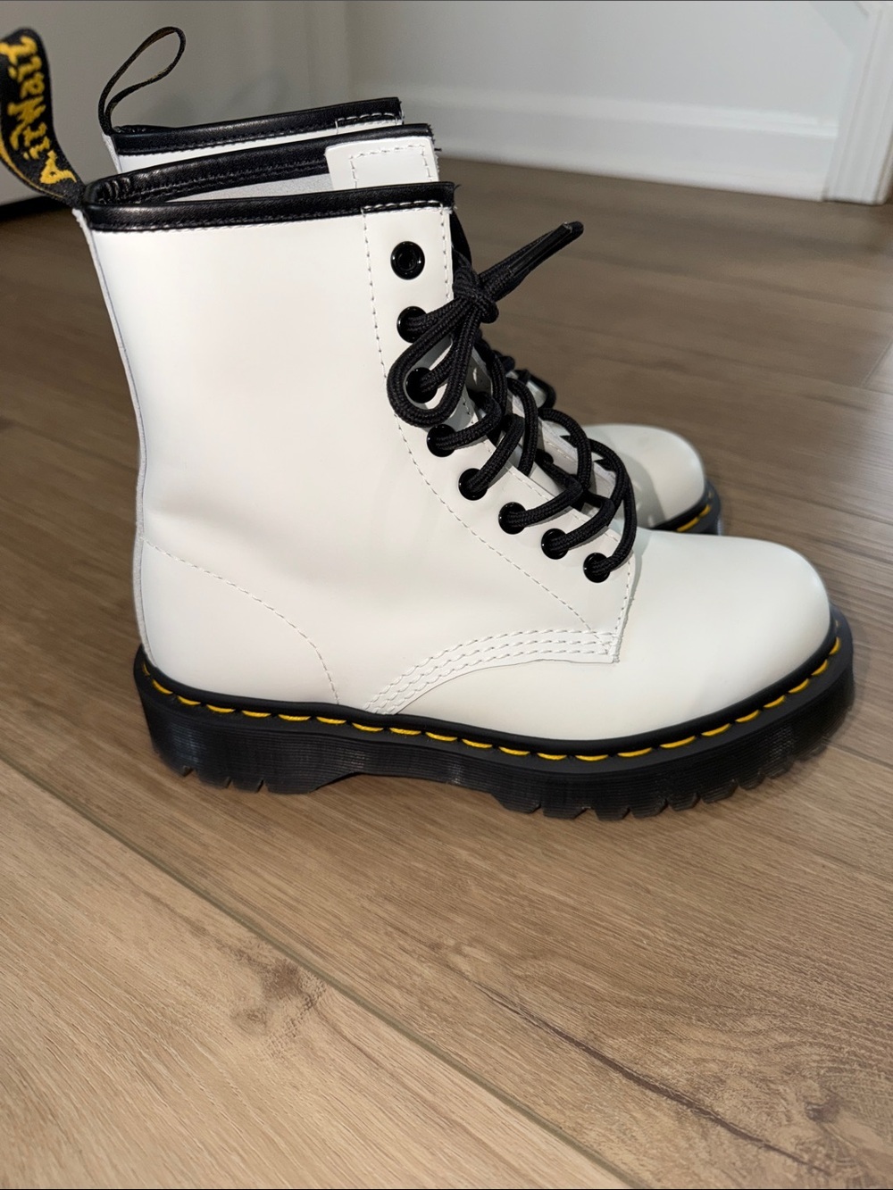 DR. MARTENS 1460 W Boots WHITE Patent Lamper Women's US 6New combat boots NWOT